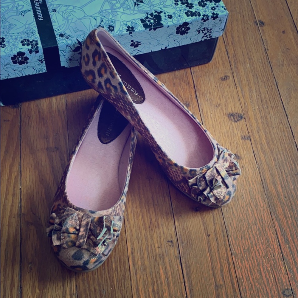 Chinese Laundry leopard bow flats. NWT.